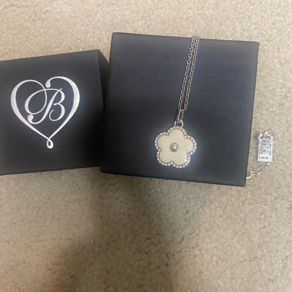 Elegant Cream Flower Pendant Necklace